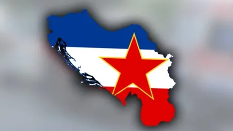 Karta bivše Jugoslavije s trobojnicom i crvenom petokrakom zvijezdom.