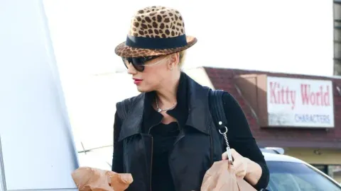 Gwen Stefani s leopard šeširom i sunčanim naočalama nosi papirnate vrećice