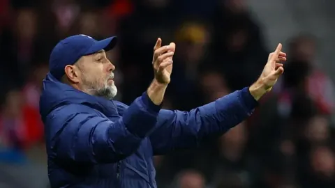 Igor Tudor u plavoj jakni i šilterici gestikulira rukama tijekom utakmice.