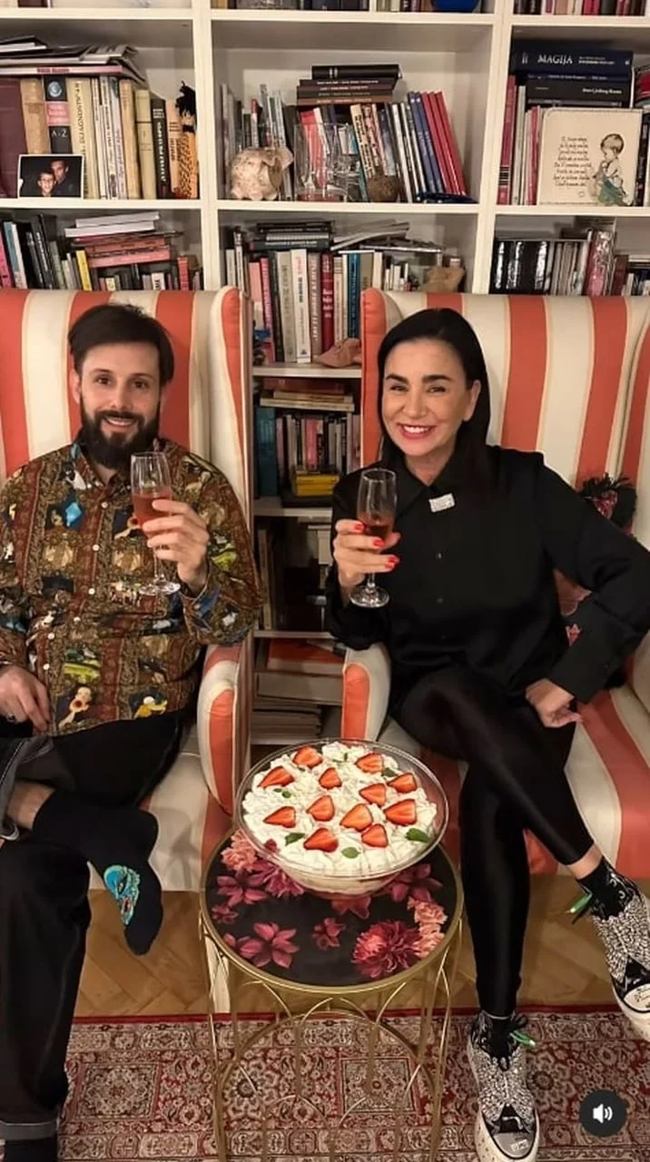 Alka i Arian Vuica sjede u naslonjačima uz tortu i piće