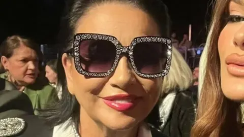 Alka Vuica krupni plan s tamnim sunčanim naočalama