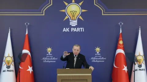 Recep Tayyip Erdogan drži govor ispred zastava Turske i logotipa stranke AK Parti.