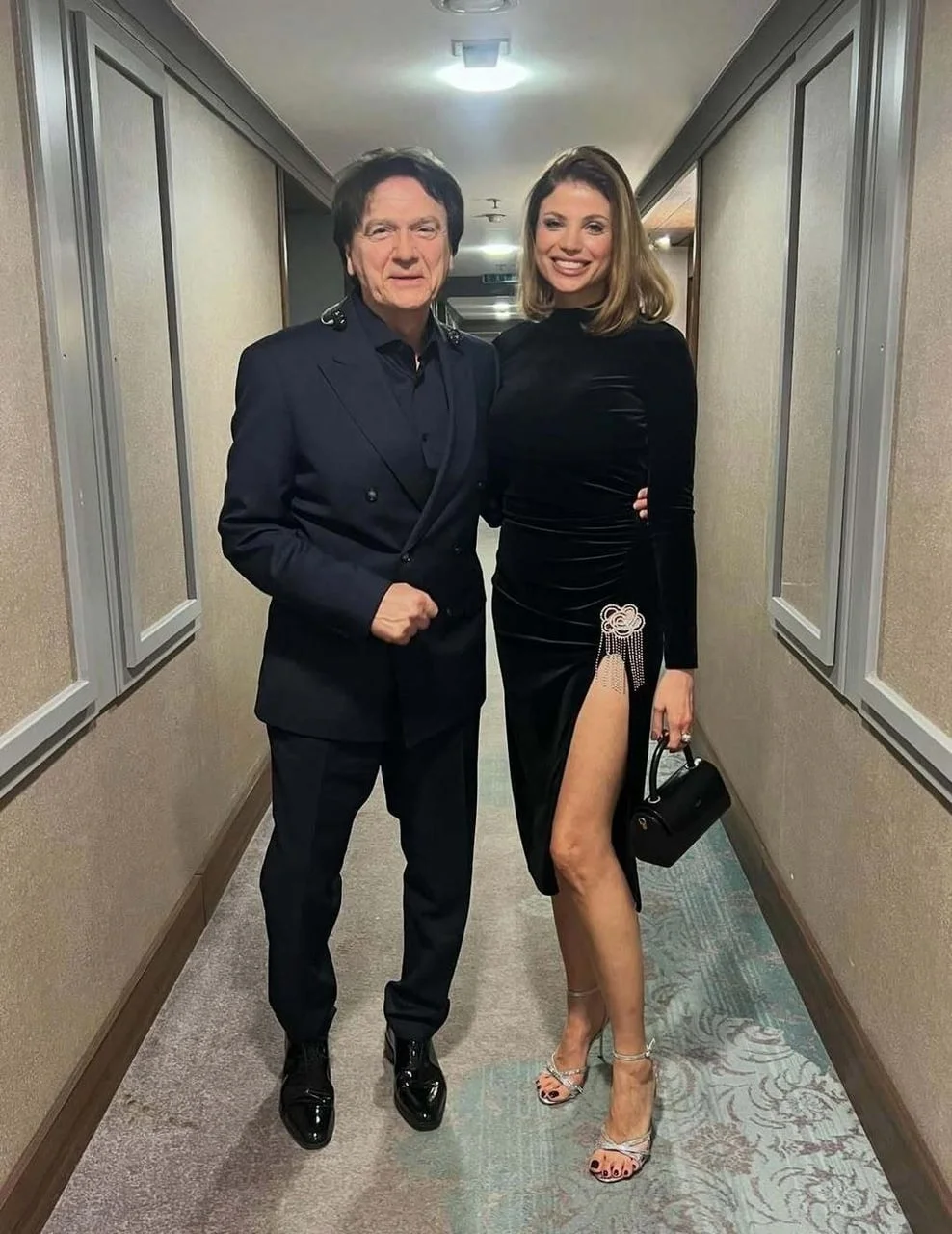 Zdravko Čolić u odijelu i Lejla Filipović u crnoj haljini poziraju