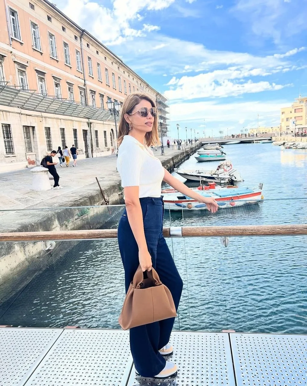 Lejla Filipović u bijeloj majici i plavim hlačama stoji uz rivu