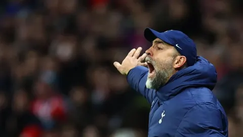 Trener Igor Tudor u plavoj sportskoj jakni glasno viče i gestikulira tijekom utakmice.