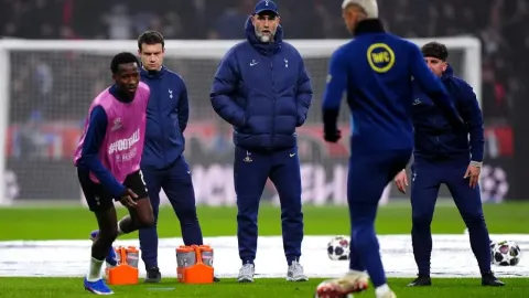 Igor Tudor u plavoj sportskoj jakni stoji na nogometnom terenu tijekom treninga.