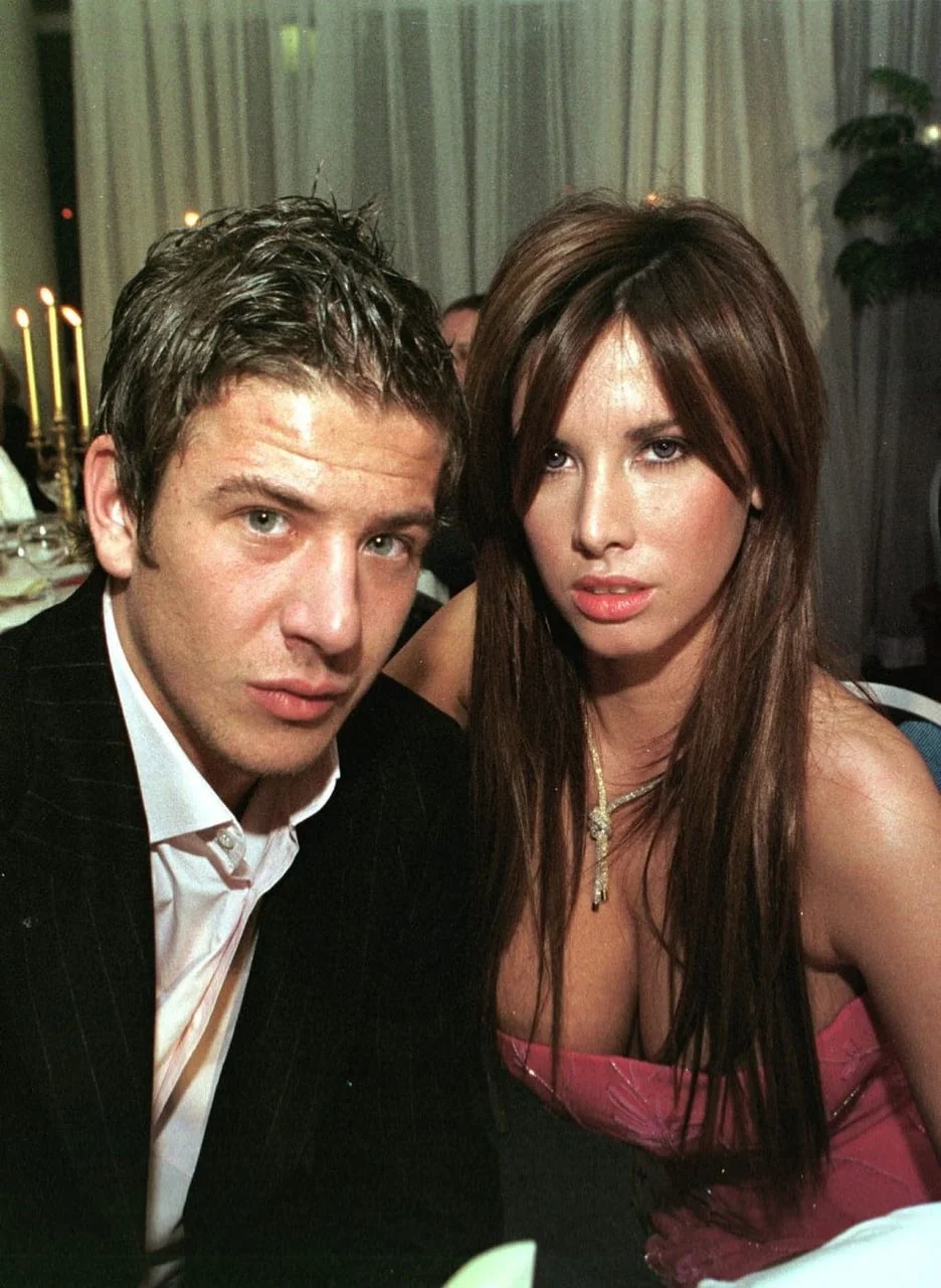 Nives Celzijus u ružičastoj haljini i Dino Drpić u odijelu za stolom.