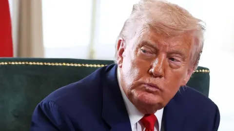 Krupni kadar lica Donalda Trumpa s naglašenim narančastim tenom.