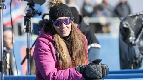 Tina Maze u ružičastoj skijaškoj jakni s crnom kapom i sunčanim naočalama.