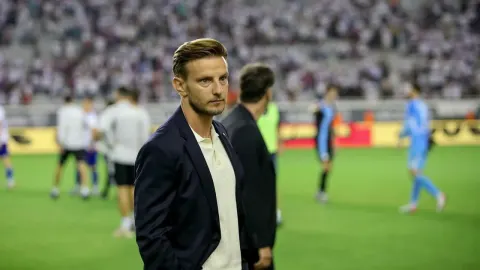 Ivan Rakitić u tamnom sakou stoji na nogometnom terenu Poljuda