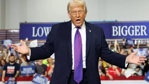 Donald Trump govori na skupu u Kentuckyju s raširenim rukama ispred publike.