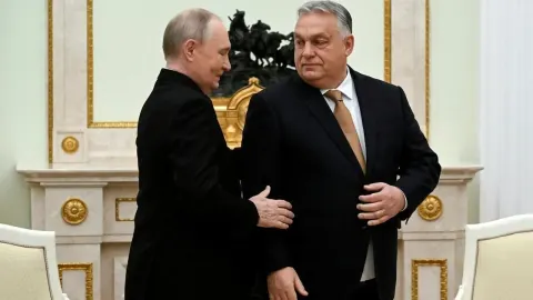 Vladimir Putin i Viktor Orban u razgovoru ispred ukrašenog kamina.