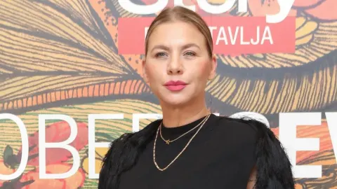 Glumica Ana Begić Tahiri pozira na javnom događanju u crnoj odjeći.