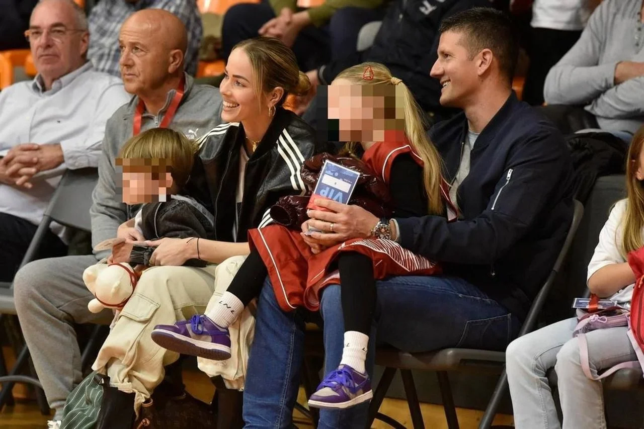Antonija i Marko Sandrić s djecom sjede u publici na sportskom događaju.