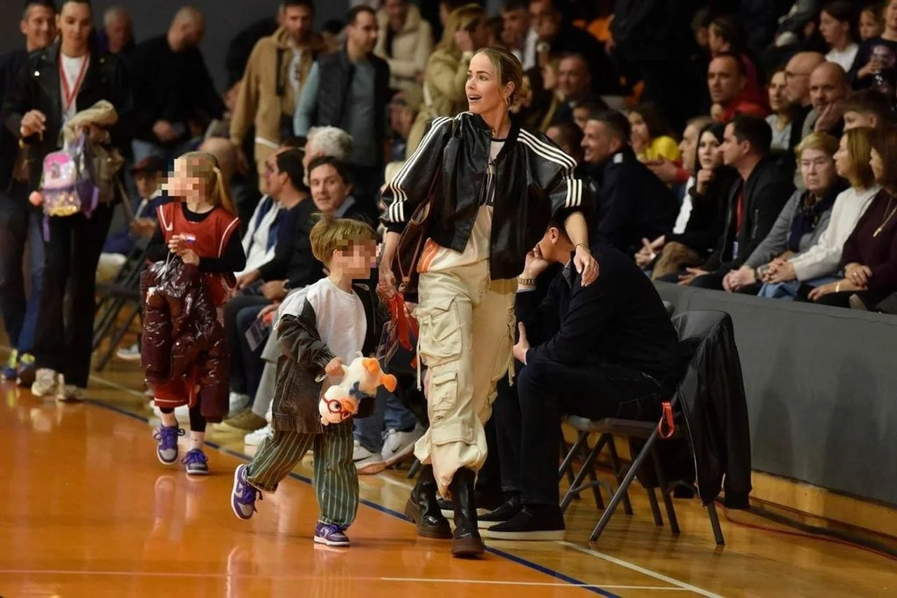Antonija Mišura Sandrić hoda košarkaškim terenom vodeći sina za ruku.