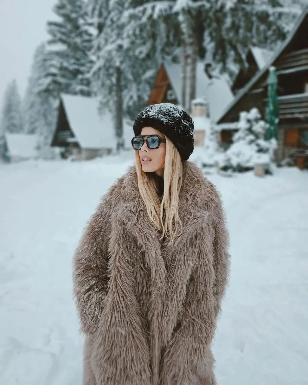 Antonija Mišura Sandrić pozira u krznenom kaputu na snijegu ispred planinskih kuća.