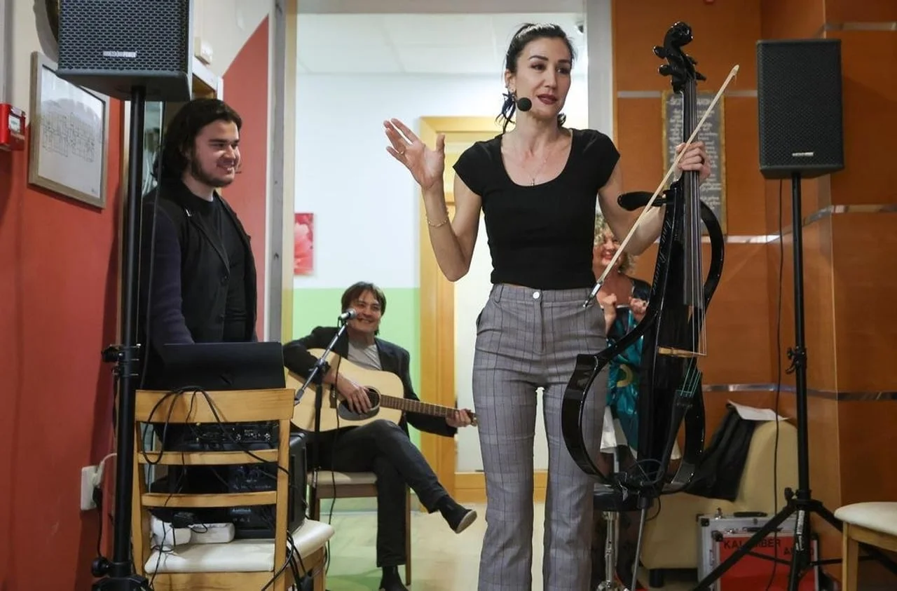 Ana Rucner s violončelom nastupa uz supruga i sina