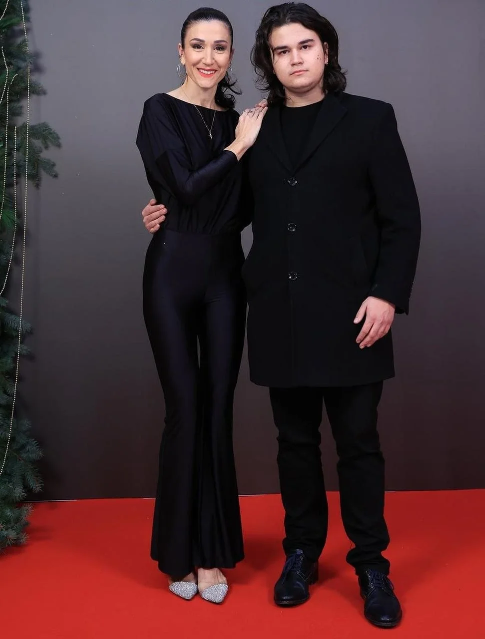 Ana Rucner i sin Darian poziraju na crvenom tepihu u crnoj odjeći