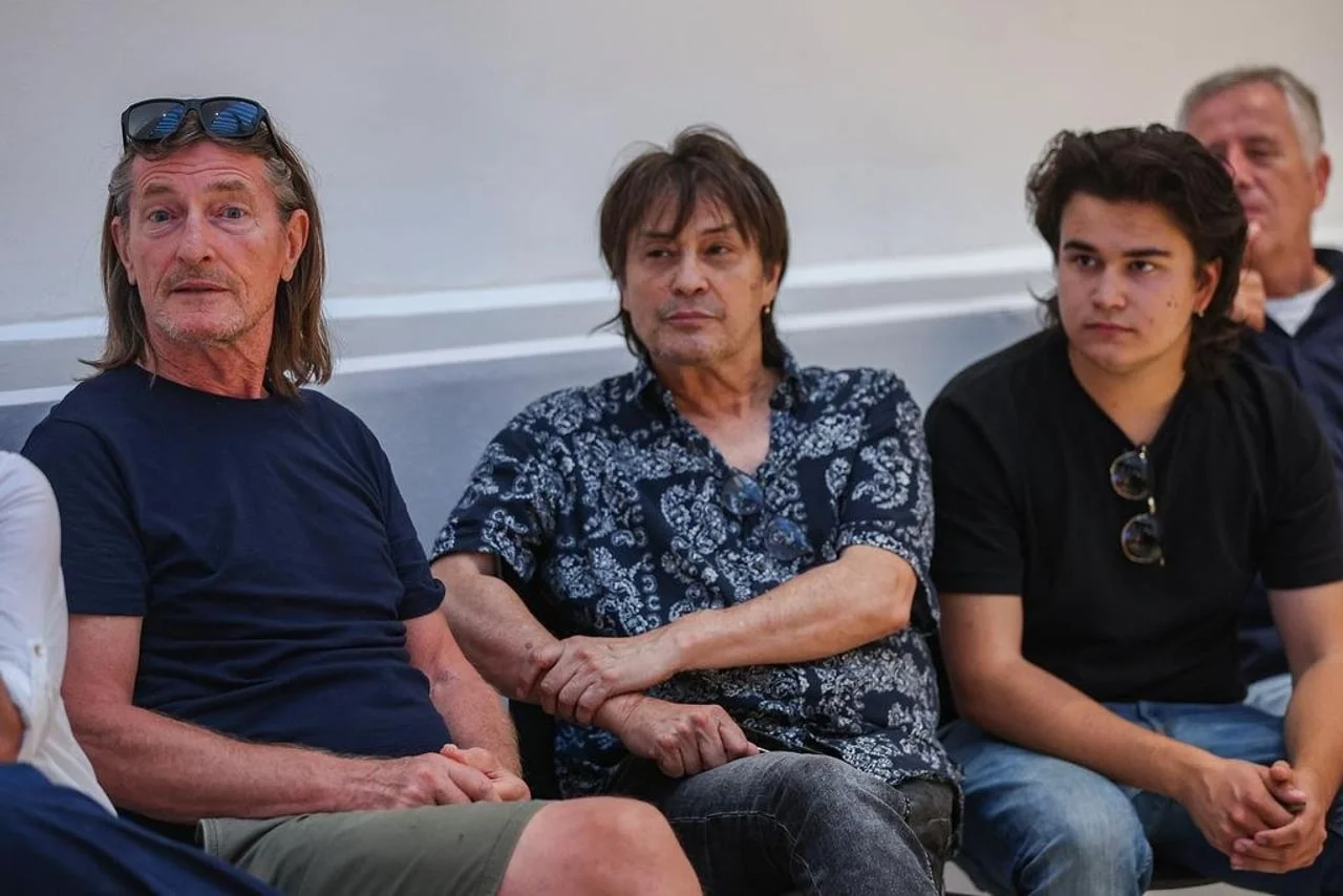 Vlado Kalember i Darian Kalember sjede zajedno na javnom događaju