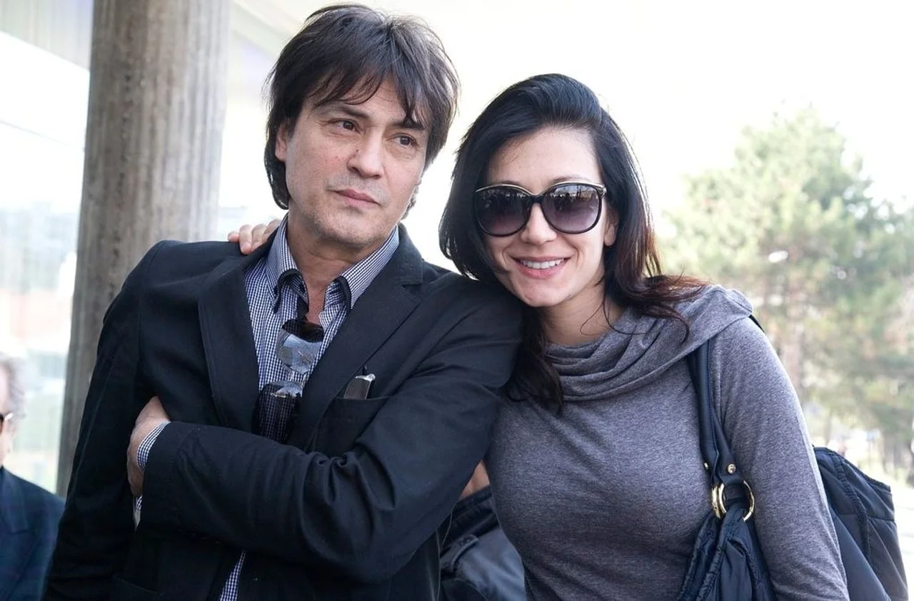 Vlado Kalember i Ana Rucner na otvorenom prostoru u ležernom izdanju