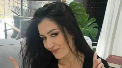 Ana Rucner nasmijana gleda prema kameri u zatvorenom prostoru