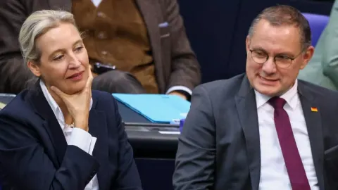 Tino Chrupalla i Alice Weidel sjede jedno pored drugoga tijekom službenog sastanka.