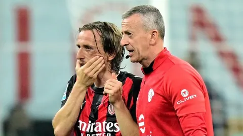 Luka Modrić s ozljedom lica razgovara sa sportskim djelatnikom.