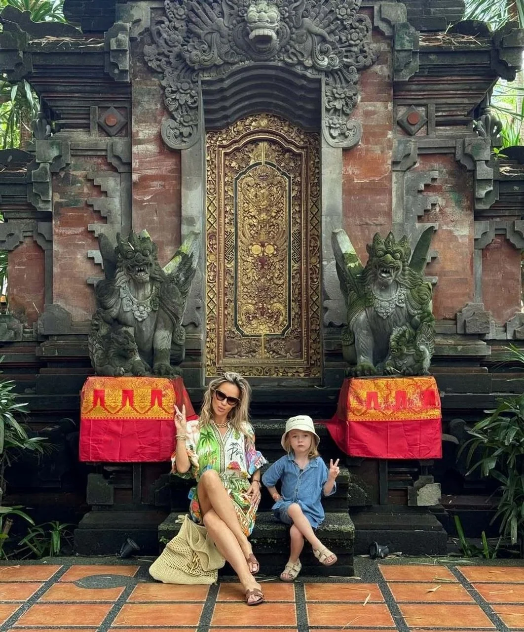 Maja Šuput i Bloom sjede ispred raskošnog hrama na Baliju
