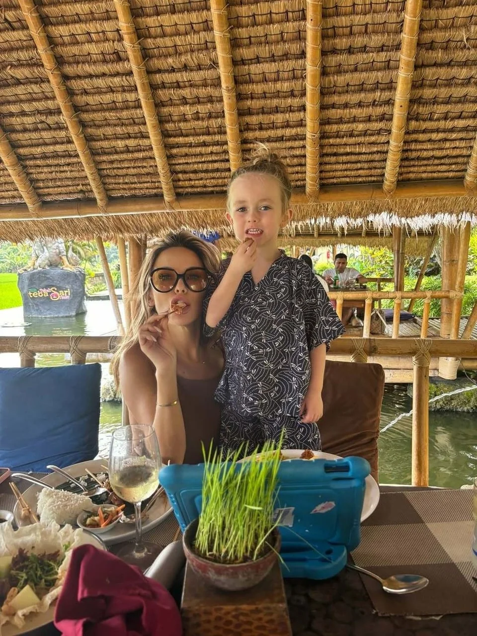 Bloom i Maja Šuput tijekom ručka u restoranu pod slamnatim krovom