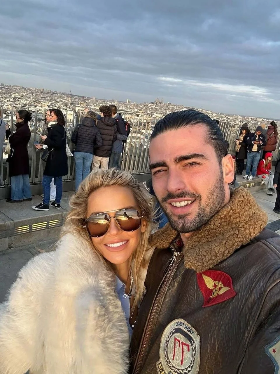 Selfie Maje Šuput i Nenada Tatarinova s panoramom grada u pozadini