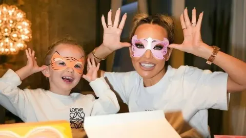 Maja Šuput i sin Bloom sa šarenim maskama na licu