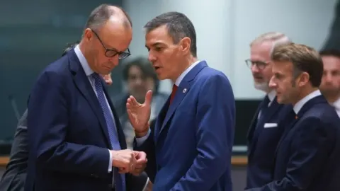 Friedrich Merz i Pedro Sanchez u razgovoru tijekom službenog susreta u Briselu.