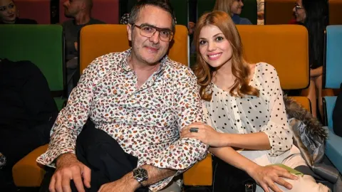 Tarik i Lejla Filipović sjede zajedno u kino dvorani nasmiješeni.