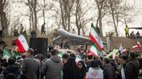 Iranska bespilotna letjelica Shahed izložena ispred okupljenog mnoštva ljudi s zastavama.