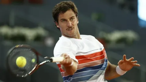 Tenisač Borna Gojo s reketom u zamahu tijekom teniskog meča