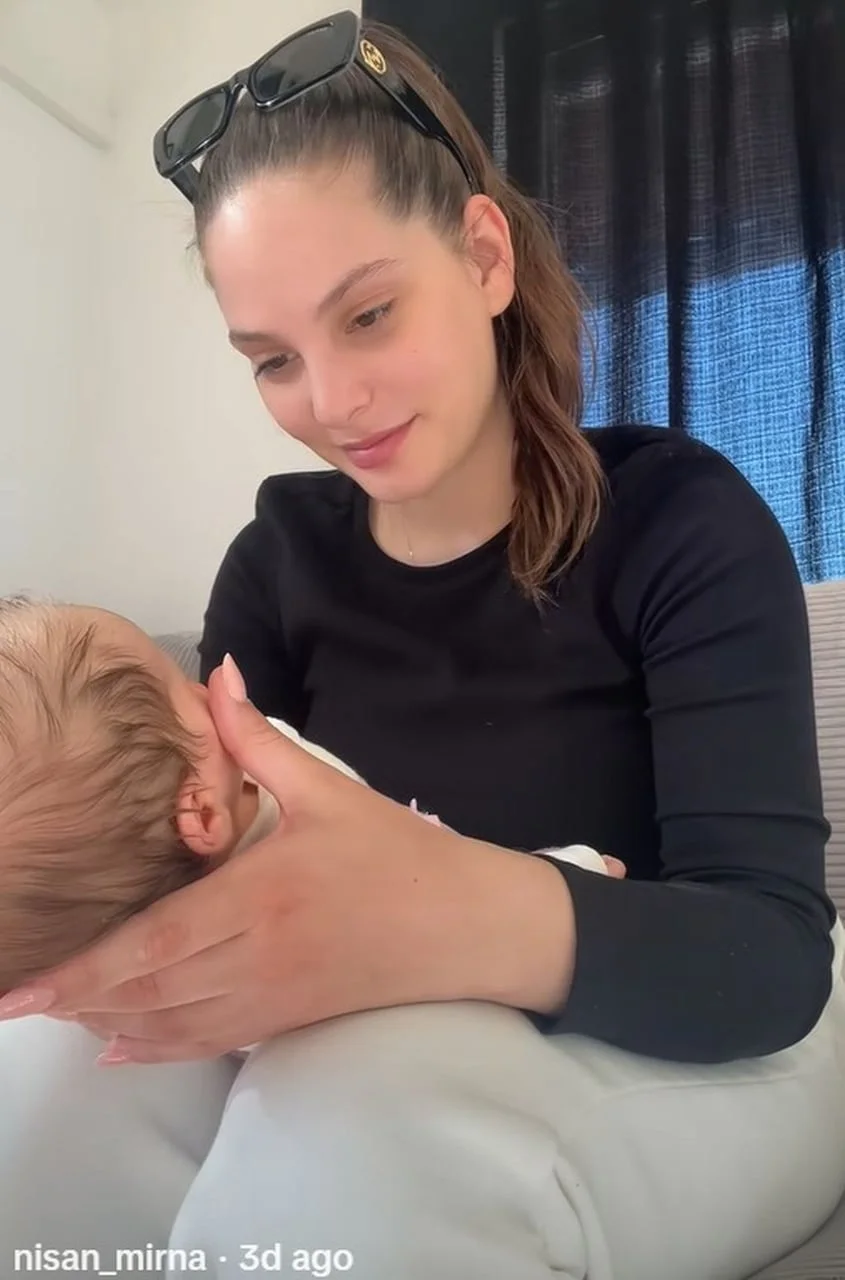 Mirna Mihelčić nježno drži bebu u naručju