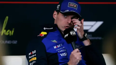Max Verstappen s podignutom rukom razgovara na službenoj FIA konferenciji za medije.