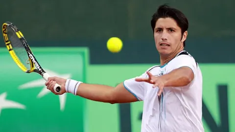 Tenisač Paul Capdeville tijekom teniskog meča priprema se za zamah reketom.