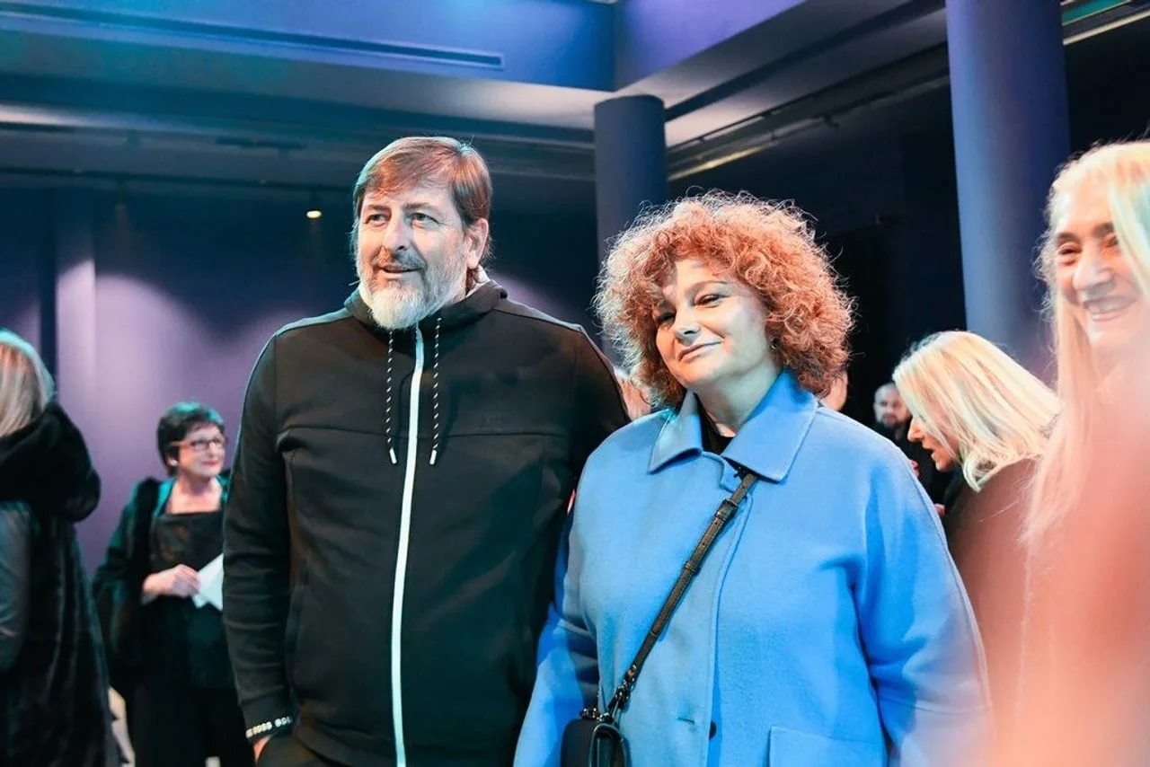 Nasmijani Vlado i Nataša Šola u plavim i crnim odjevnim kombinacijama