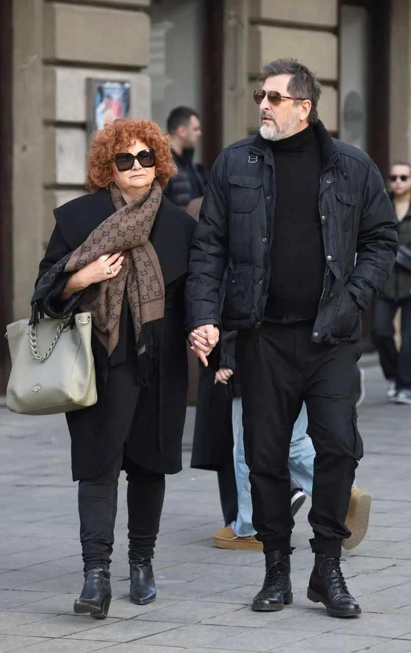 Vlado i Nataša Šola drže se za ruke šećući gradom u crnoj odjeći