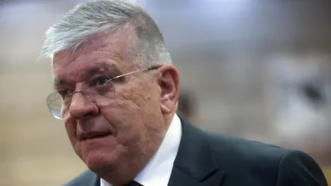 Dragan Mioković u krupnom planu s naočalama i tamnim odijelom.