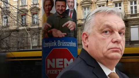 Viktor Orbán u krupnom planu ispred političkog plakata u Budimpešti.
