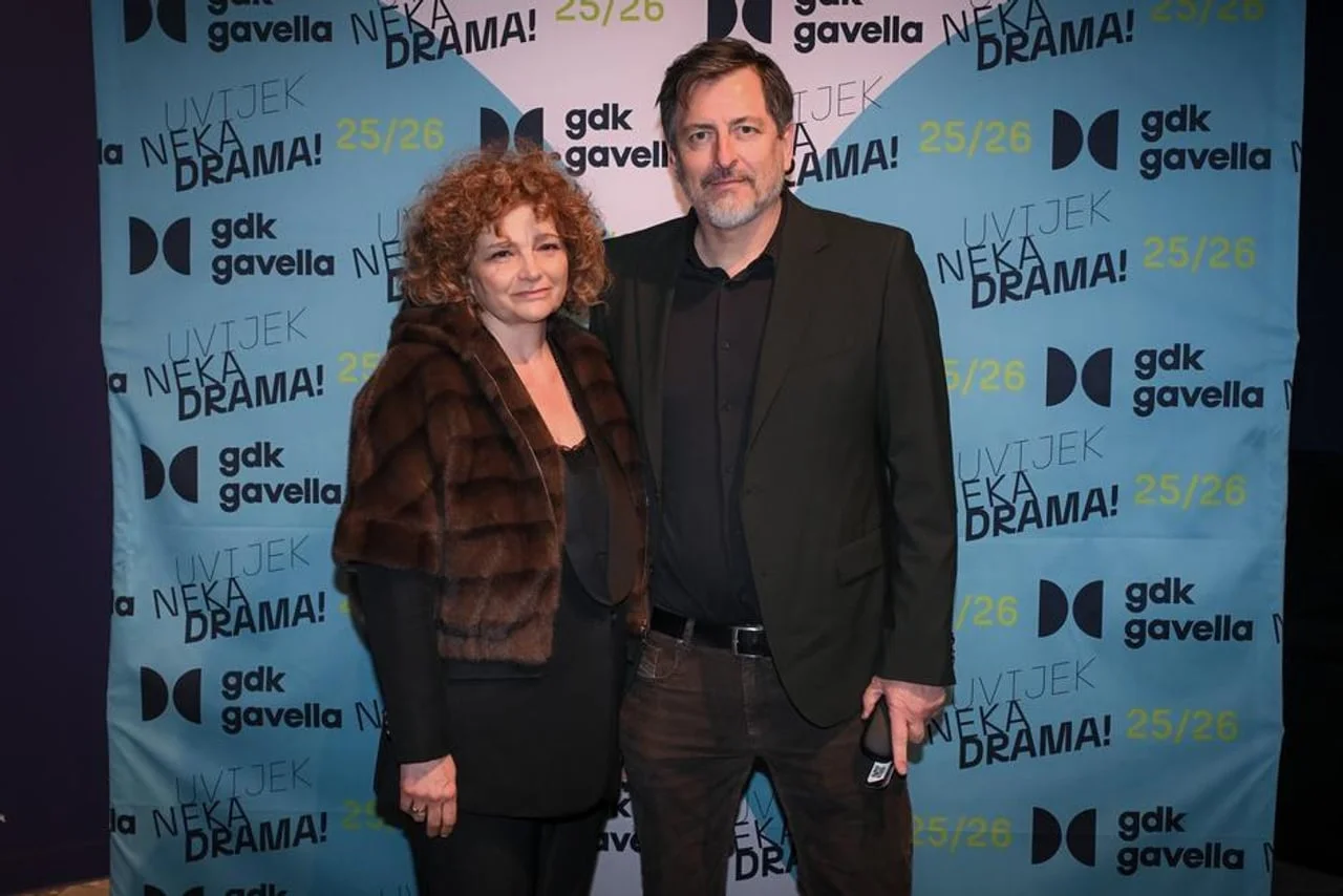 Vlado Šola i supruga Nataša poziraju ispred Gavella panoa