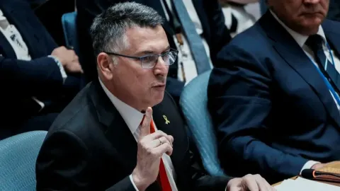 Izraelski ministar vanjskih poslova Gideon Sa'ar govori za govornicom.