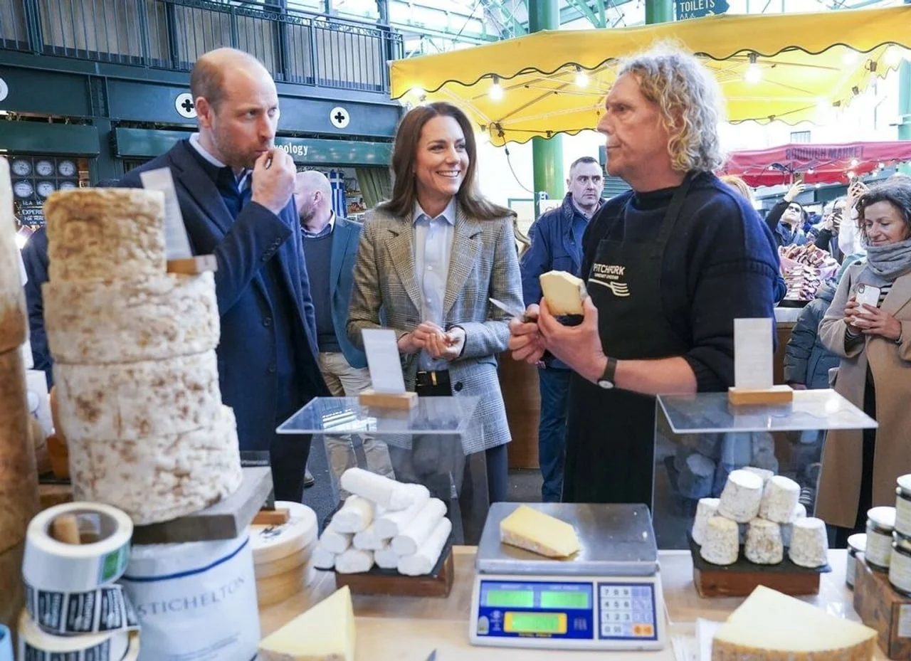 Princ William isprobava sir dok Kate Middleton razgovara s prodavačem.
