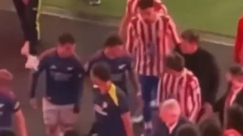 Nogometaši Arsenala i Atletico Madrida u bliskom susretu u tunelu stadiona.