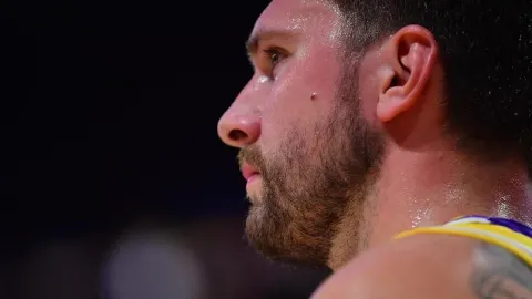 Krupni kadar lica Luke Dončića iz profila dok se znoji tijekom košarkaške utakmice.