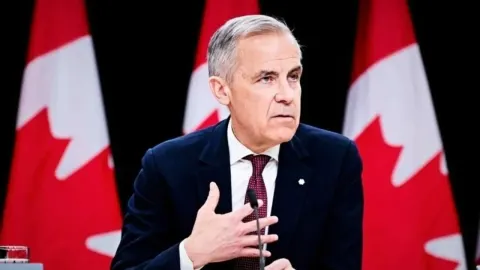 Mark Carney govori ispred kanadskih zastava