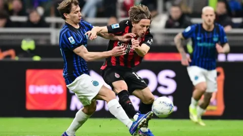 Luka Modrić u dresu Milana u duelu s igračem Intera tijekom nogometne utakmice.