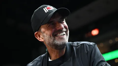 Nasmiješeni Jürgen Klopp s crnom šiltericom gleda u stranu.